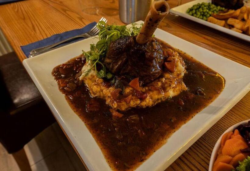 簡易ホテル Grapes Hotel, Bar & Restaurant Snowdonia Nr Zip World