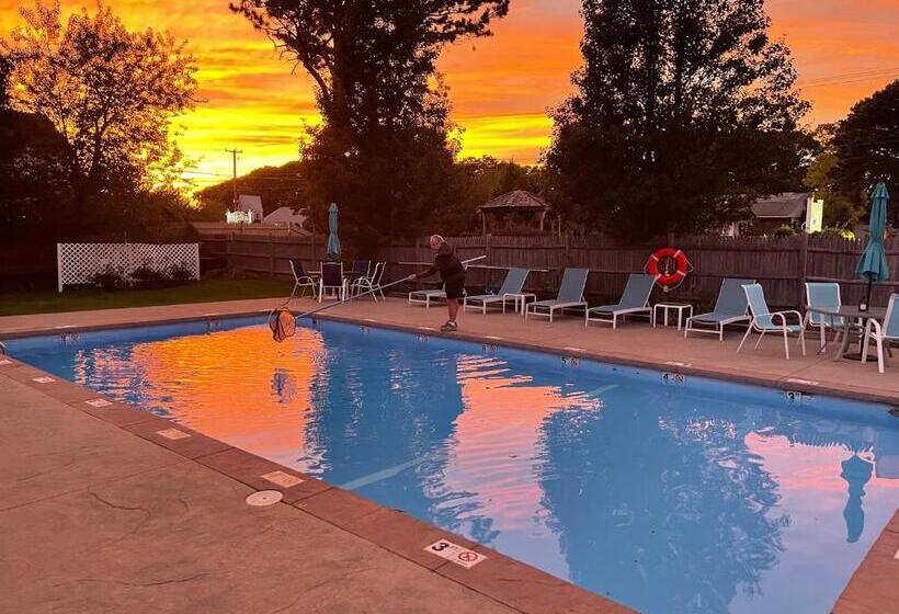 هتل The Escape Inn