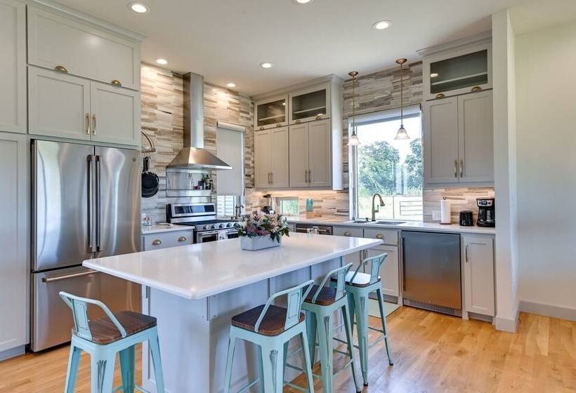 26 Acre Pilot Point Ranch Home W/ Pool & Mini Golf