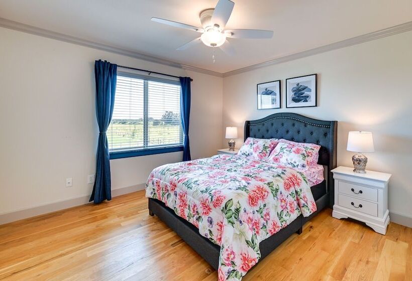 26 Acre Pilot Point Ranch Home W/ Pool & Mini Golf