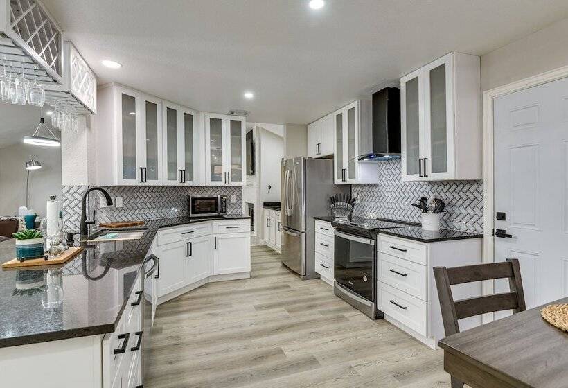 Bedford Retreat W/ Private Pool & Gas Grill!