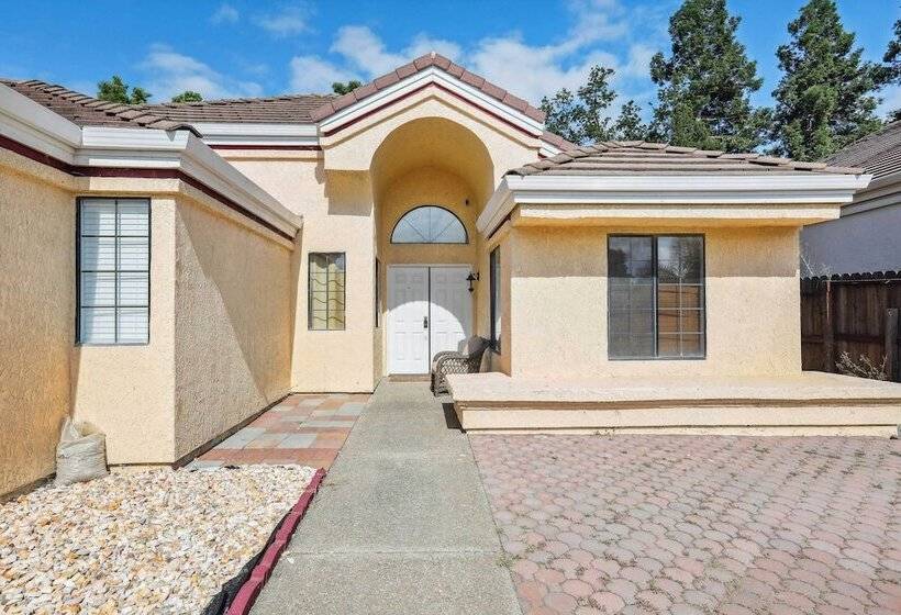 Charming Elk Grove Home   15 Mi To Sacramento!