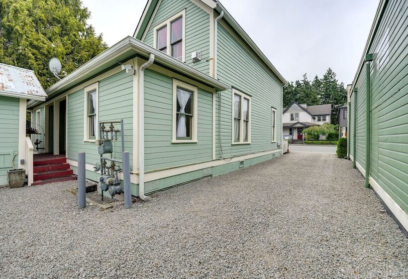 Charming La Conner Vacation Home W/ Fireplace!