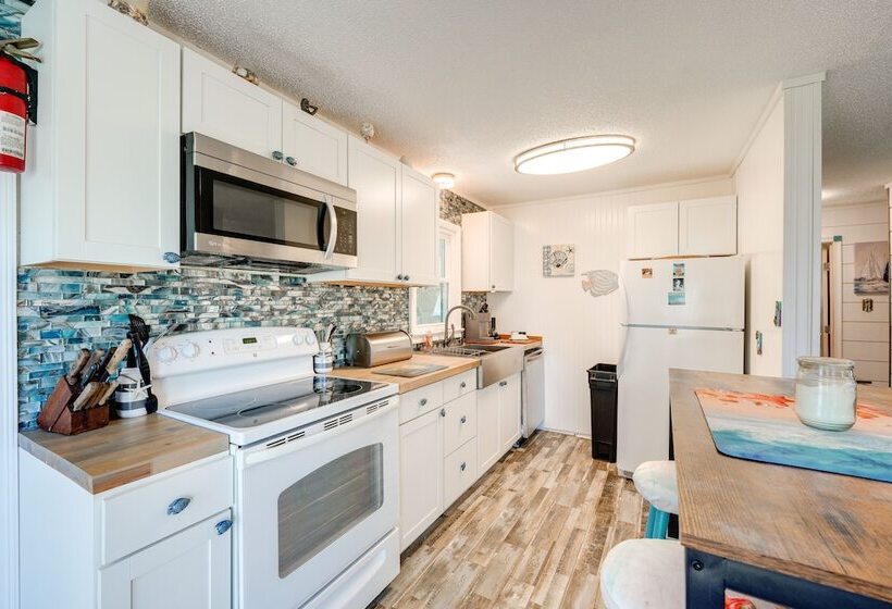 Beachy Outer Banks Retreat W/ Deck + Grill!