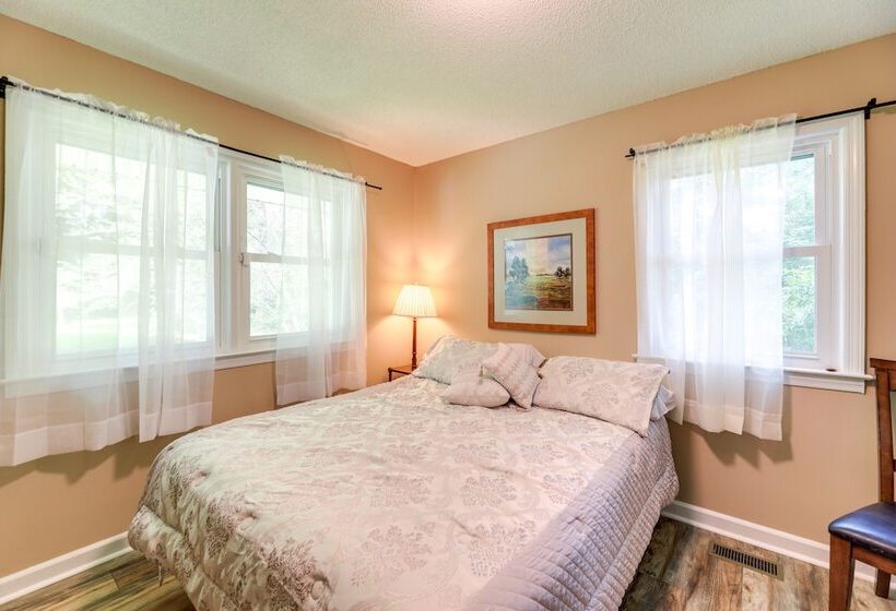 Cozy North Carolina Retreat Near Beaches & Golfing