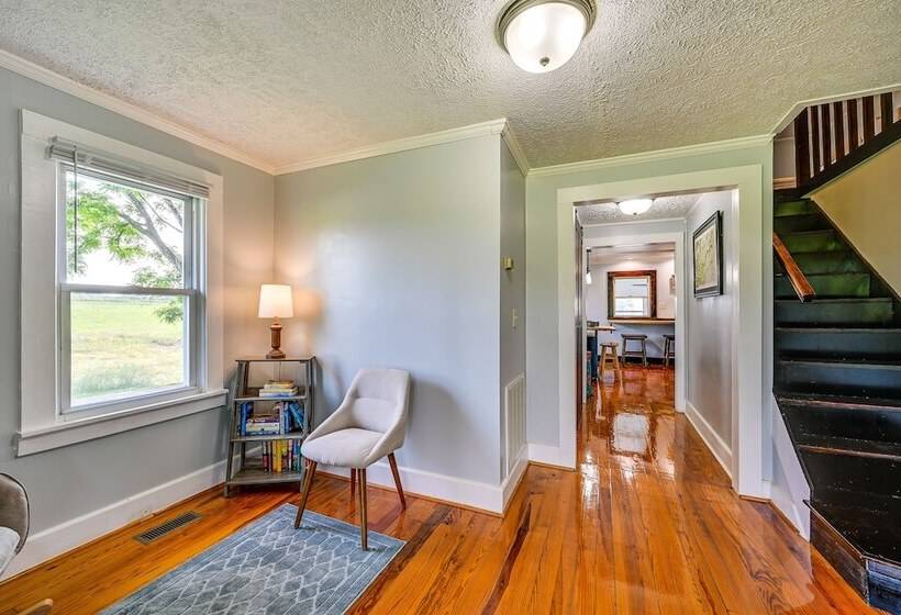 Dobson Farmhouse W/ Scenic Porch   Near Vineyards!