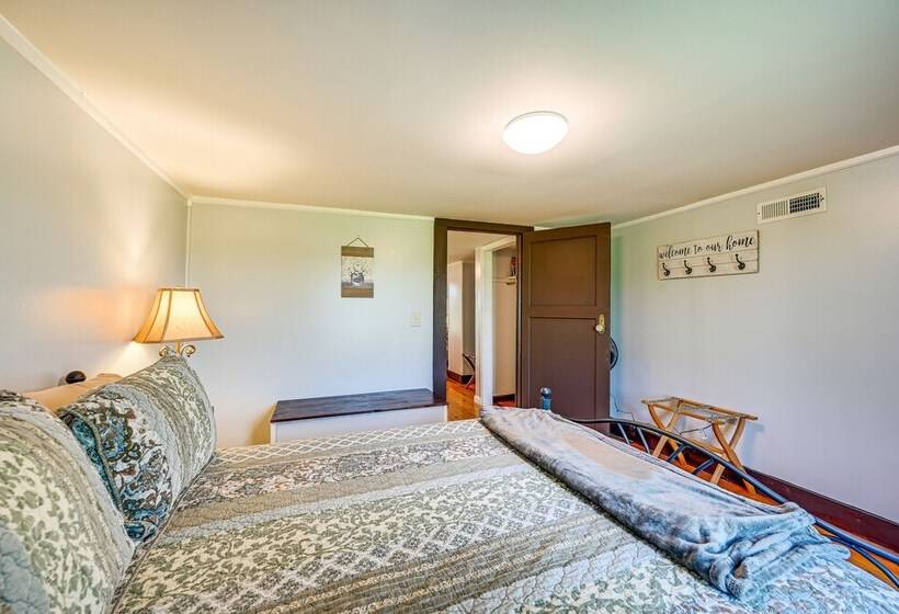 Dobson Farmhouse W/ Scenic Porch   Near Vineyards!
