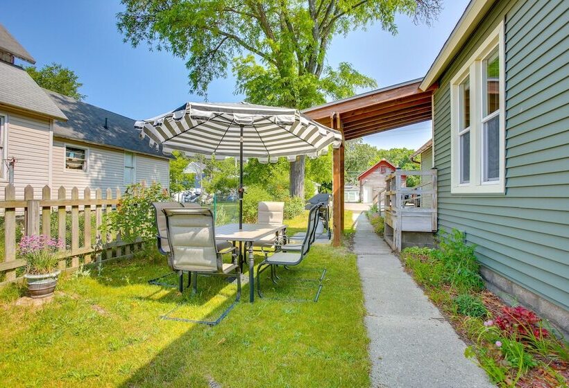 Downtown Traverse City Home   Walk To Beaches!