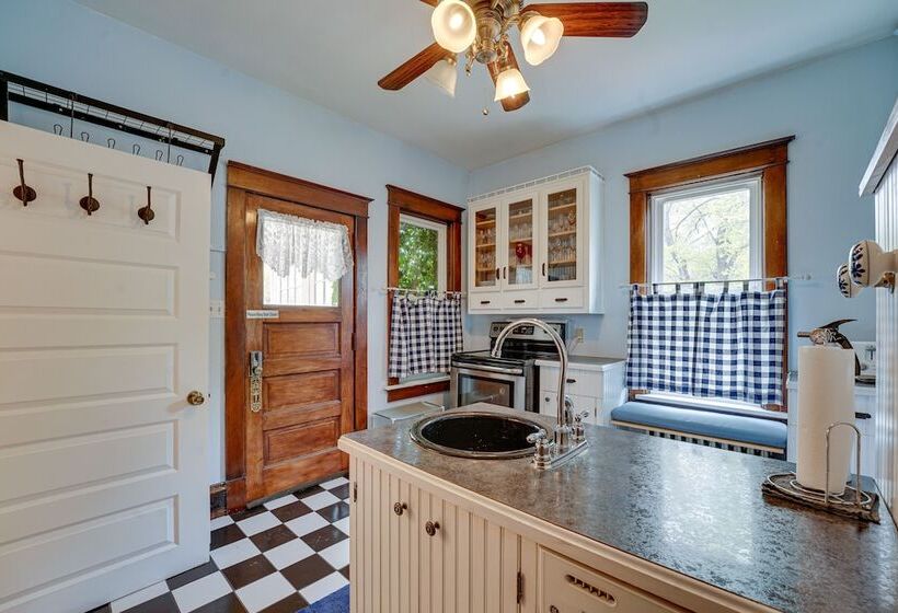 Dtwn Victorian Home   1 Mi To Lake Michigan Beach!