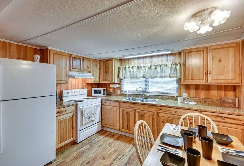 Eufaula Retreat: Community Pool & Screened Porch!