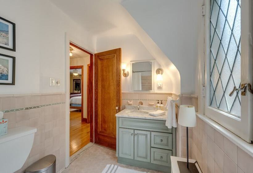 Ferndale Gem, Walk To Stores & Restaurants!