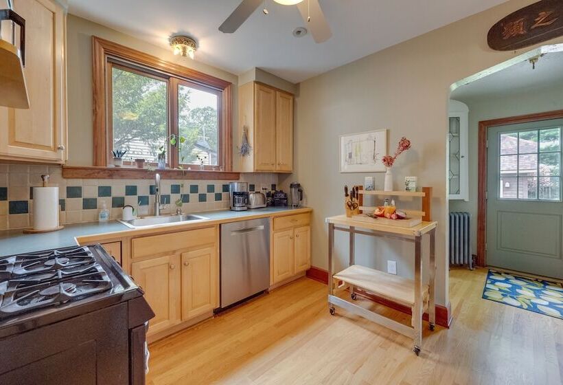 Ferndale Gem, Walk To Stores & Restaurants!