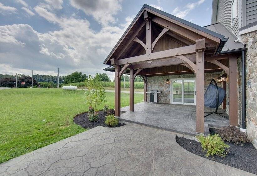 Gorgeous Ronks Retreat: Patio, Grill & Fireplace!