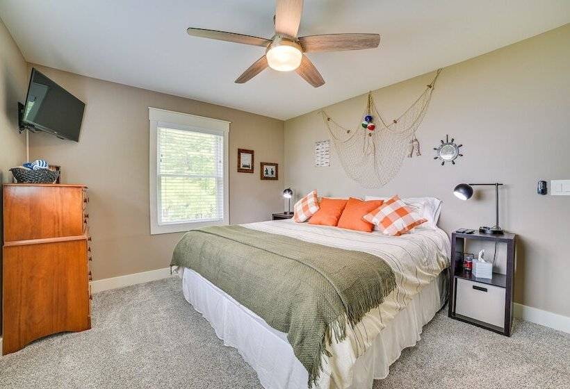 Houghton Lake Home W/ Private Dock + Kayaks!