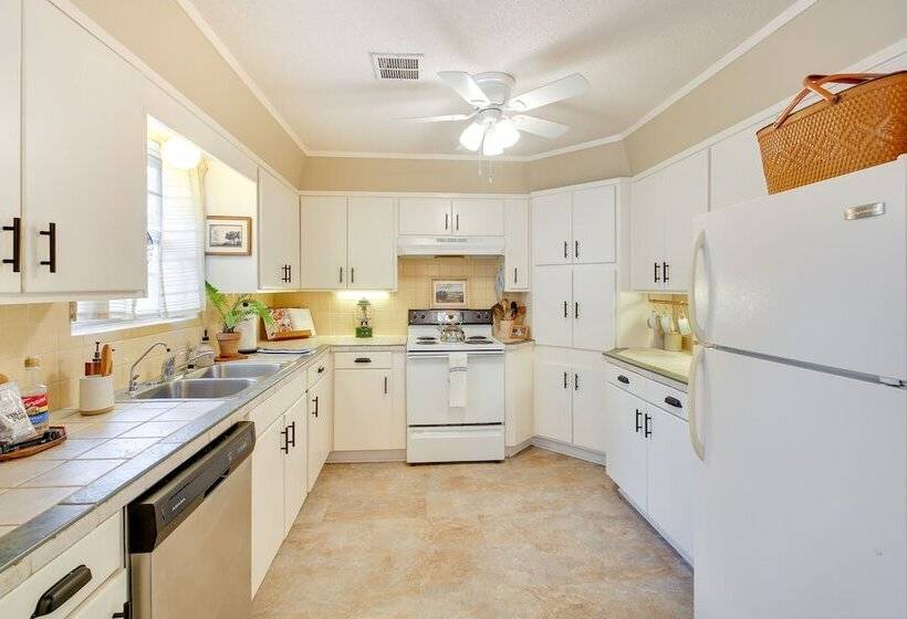 Lake Hamilton Home: 5 Mi To Hot Springs!