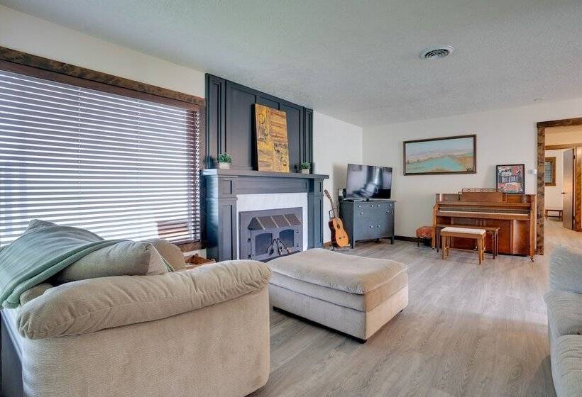 Lakefront Washington Home W/ Private Pool & Sauna