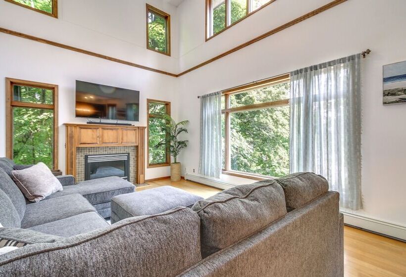 Grand Rapids Retreat W/ Private Boat Dock