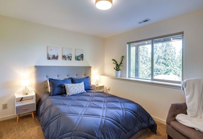Modern Bellingham Retreat Near Galbraith Mountain!