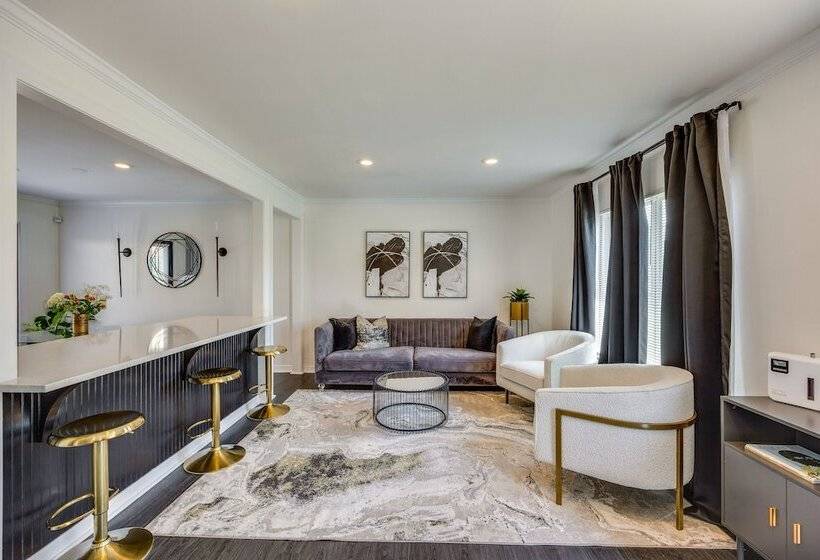 Modern Richmond Home W/ Deck, Close To Downtown!