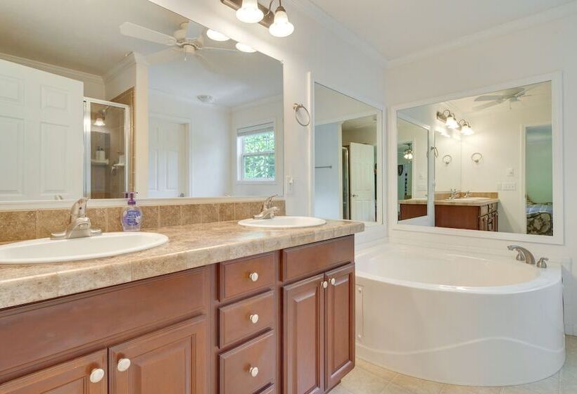 Hendersonville Retreat W/ Mtn Views & Deck!