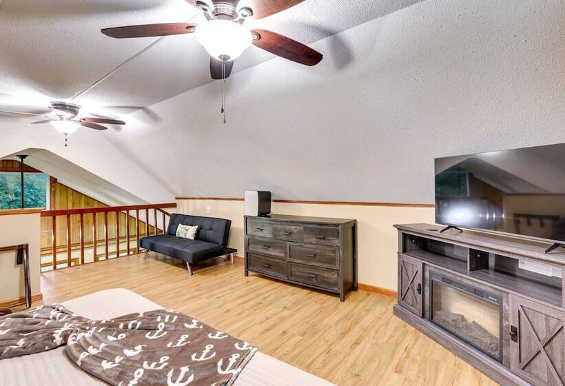 Multi Level Bonneau Cabin: Walk To Lake!