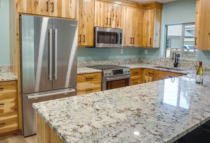 Oceanfront Smith River Cottage: Beach Access!