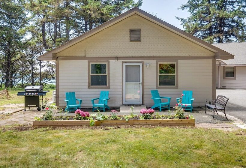 Oceanfront Smith River Cottage: Beach Access!