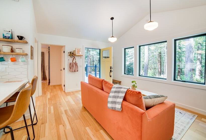 Peaceful Mendocino Cottage Surrounded By Redwoods