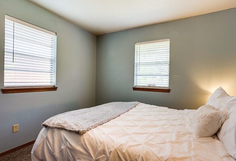 Pet Friendly Midwest City Home, 10 Mi To Dtwn Okc!