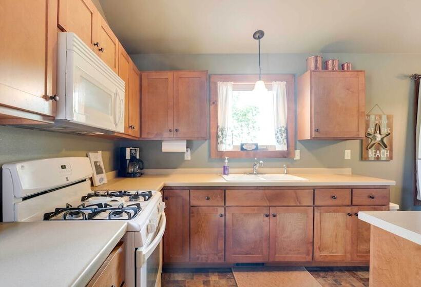 Pet Friendly Wisconsin Cabin On Lake W/ Fire Pit!