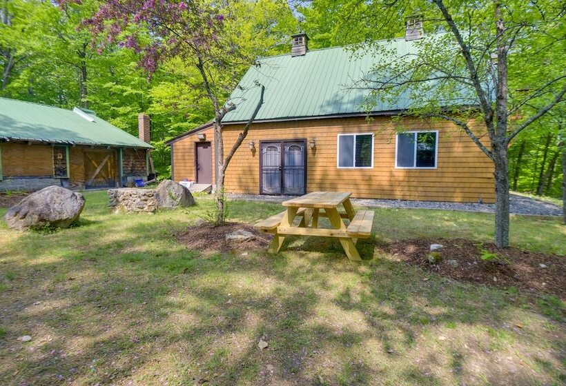 Quaint Naples Cottage: Walk To Trickey Pond & Cove