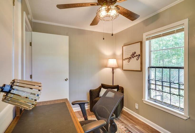 Renovated Clinton Cottage W/ Home Office!