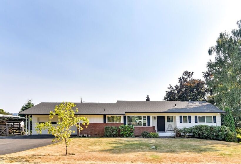 Serene Forest Grove Home W/ Deck & Stunning Views!