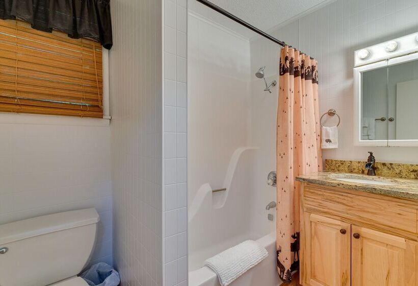 Skyview Retreat  Cabin W/ Mountain Views!