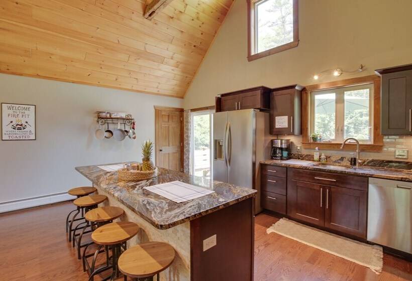 Spacious Cabin W/ Private Dock On Thompson Lake