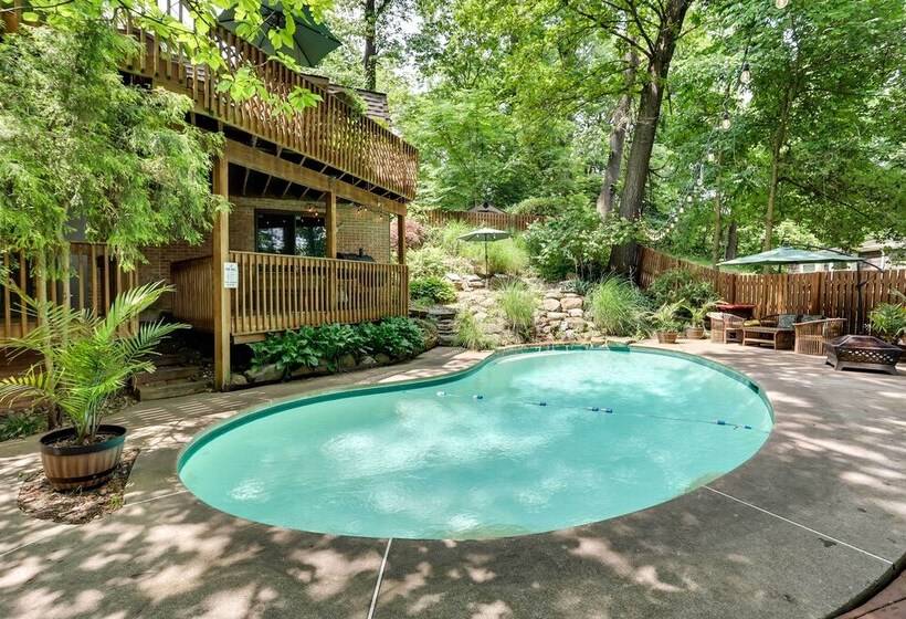 Spacious King Of Prussia Home W/ 2 Game Rooms