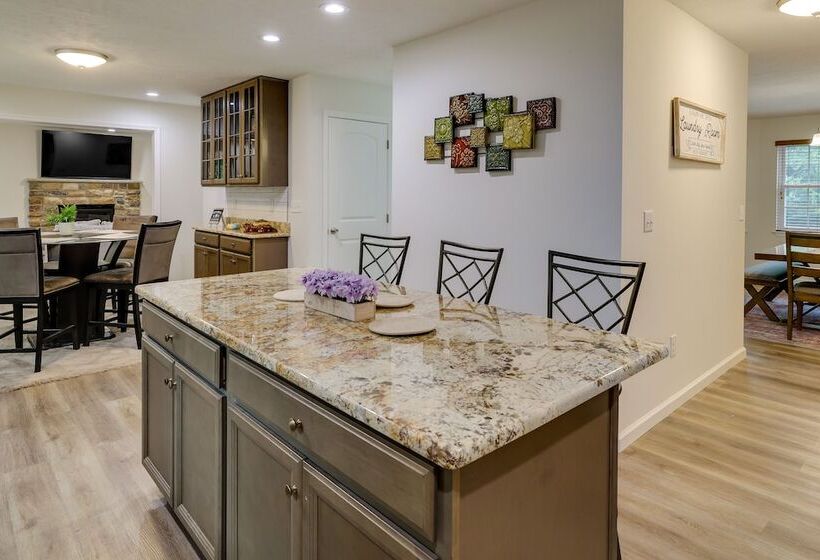 Hot Tub + Lake Access: Spacious Tobyhanna Home