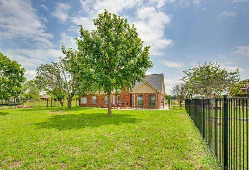 Stunning Van Alstyne Retreat W/ Patio & Fireplace!