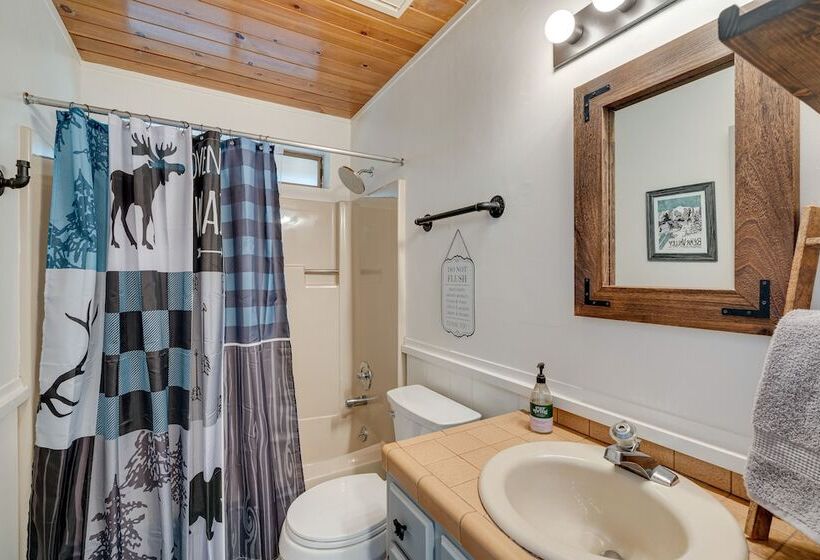 Airy Arnold Cabin Stay W/ Deck + Mountain Views!