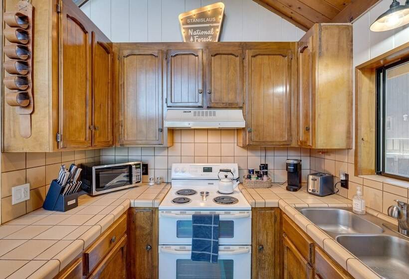 Airy Arnold Cabin Stay W/ Deck + Mountain Views!