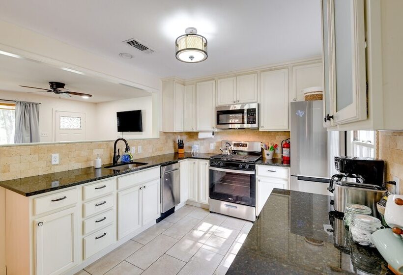 ~ 4 Mi To Fort Worth Stockyards: River Oaks Home!