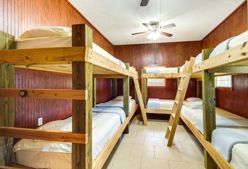 Cozy Summit Cabin W/ Hiking Trails & Fishing Pond!