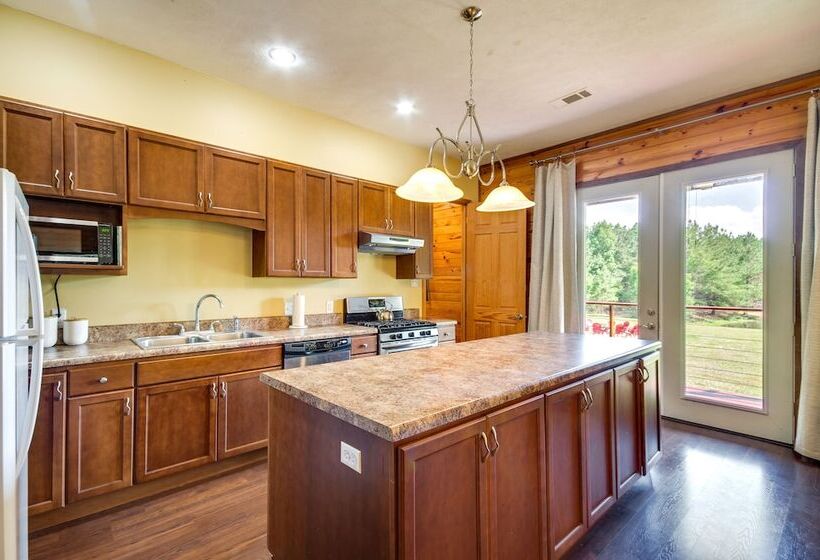 Cozy Summit Cabin W/ Hiking Trails & Fishing Pond!