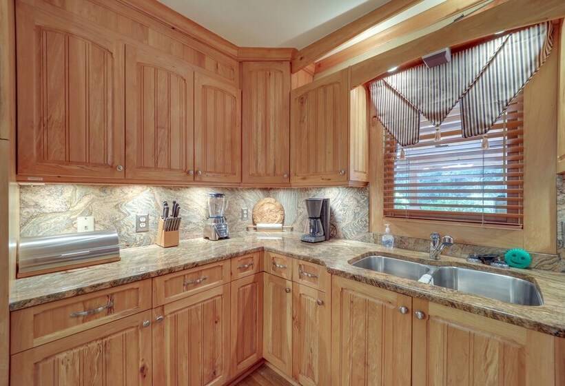 7 Mi To Beech Mountain Skiing: Home W/ Fire Pit