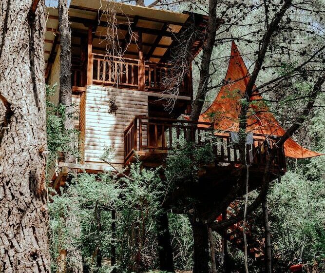 בית מלון כפרי Treehouses Ljubač Glamping Robinson