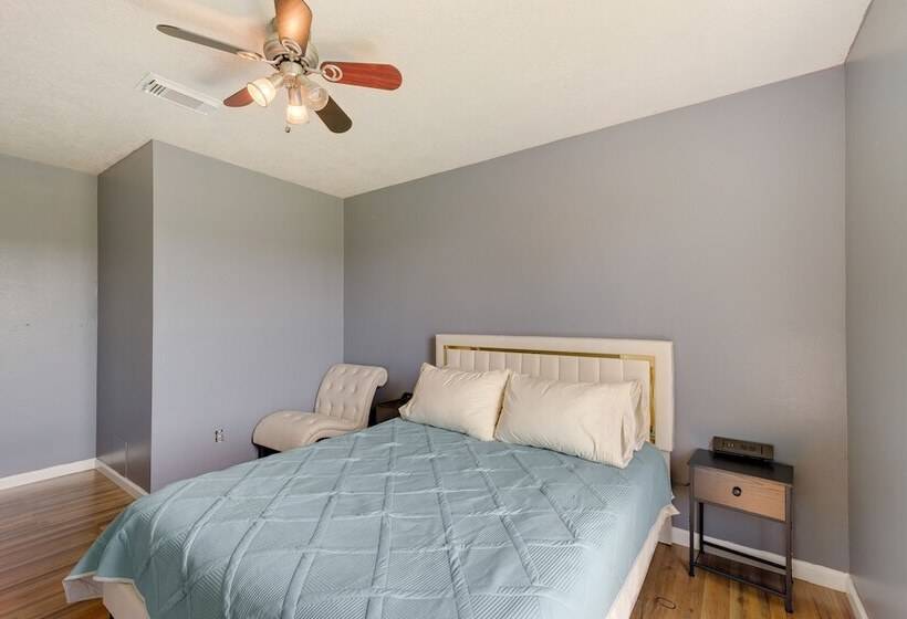 Houston Rental W/ Private Yard Near Dtwn & Airport