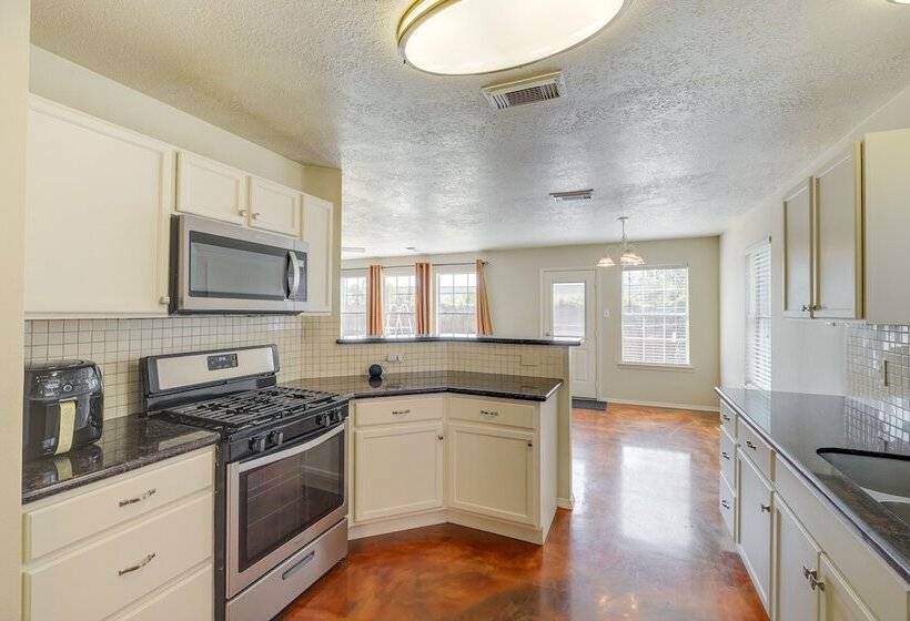 Houston Rental W/ Private Yard Near Dtwn & Airport