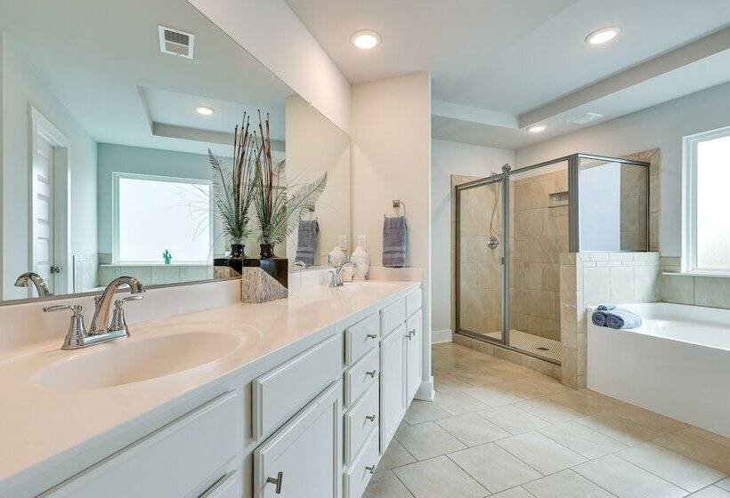 Huntsville Oasis W/ Basketball Court & Patio!