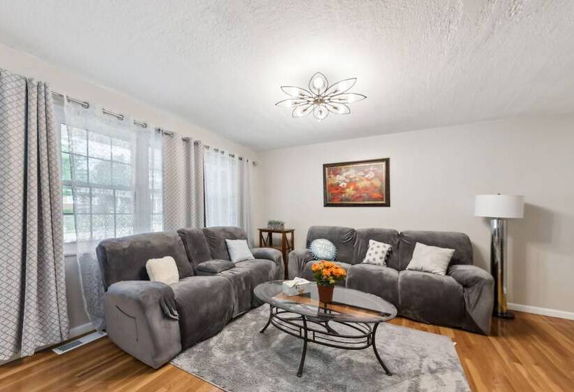 Inviting St Louis Home W/ Deck Near Forest Park!