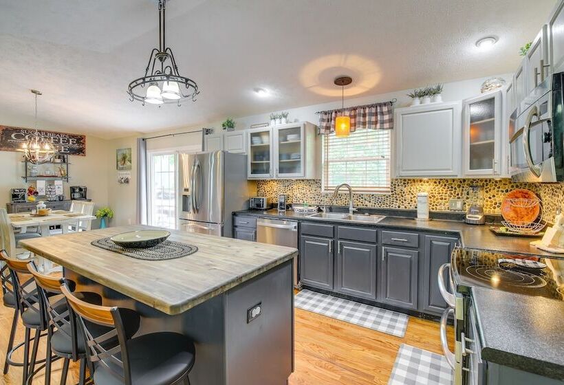 Lakefront Home W/ Hot Tub   15 Mi To Dollywood!